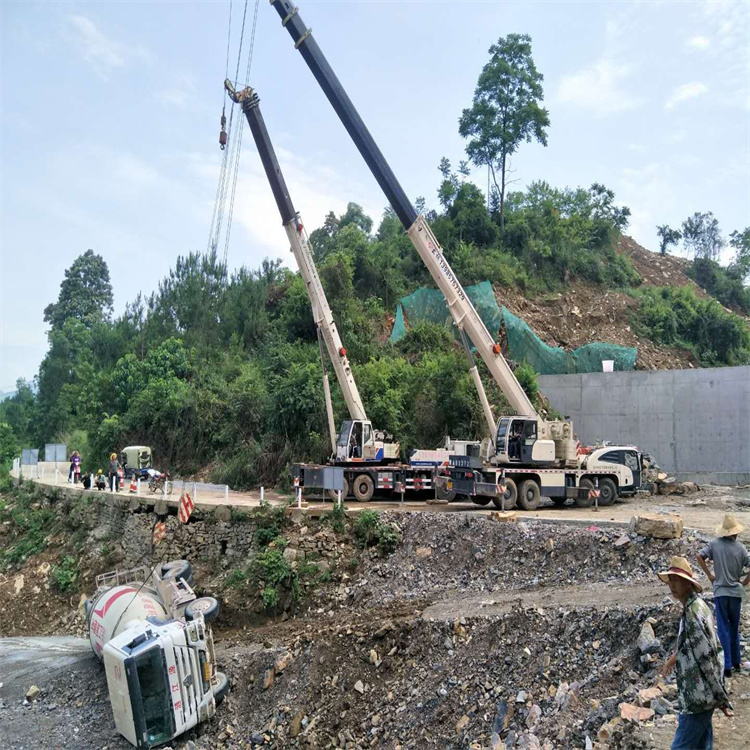 石柱汽车掉沟里叫吊车救援要多少钱